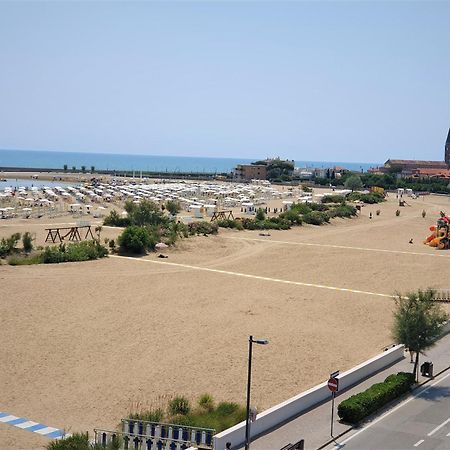 Hotel Delfino Каорле Экстерьер фото