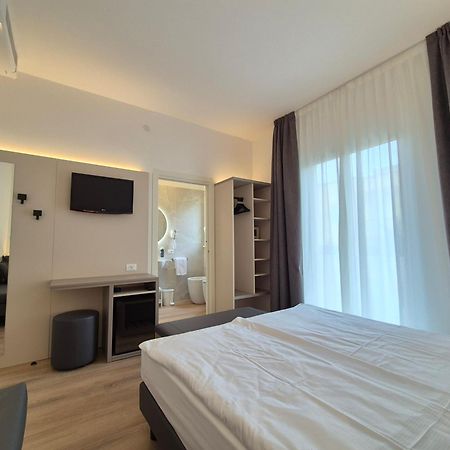 Hotel Delfino Каорле Экстерьер фото