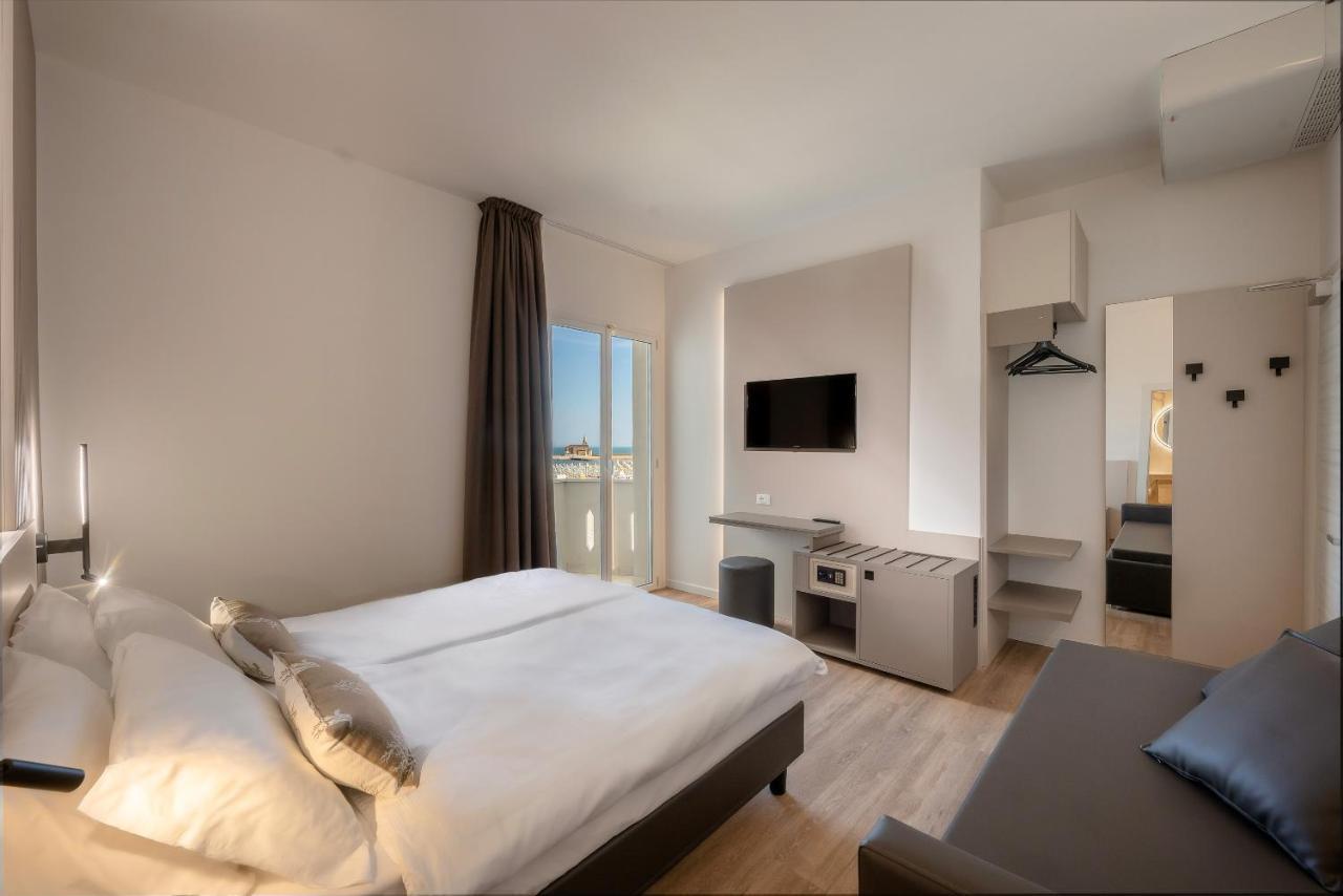 Hotel Delfino Каорле Экстерьер фото