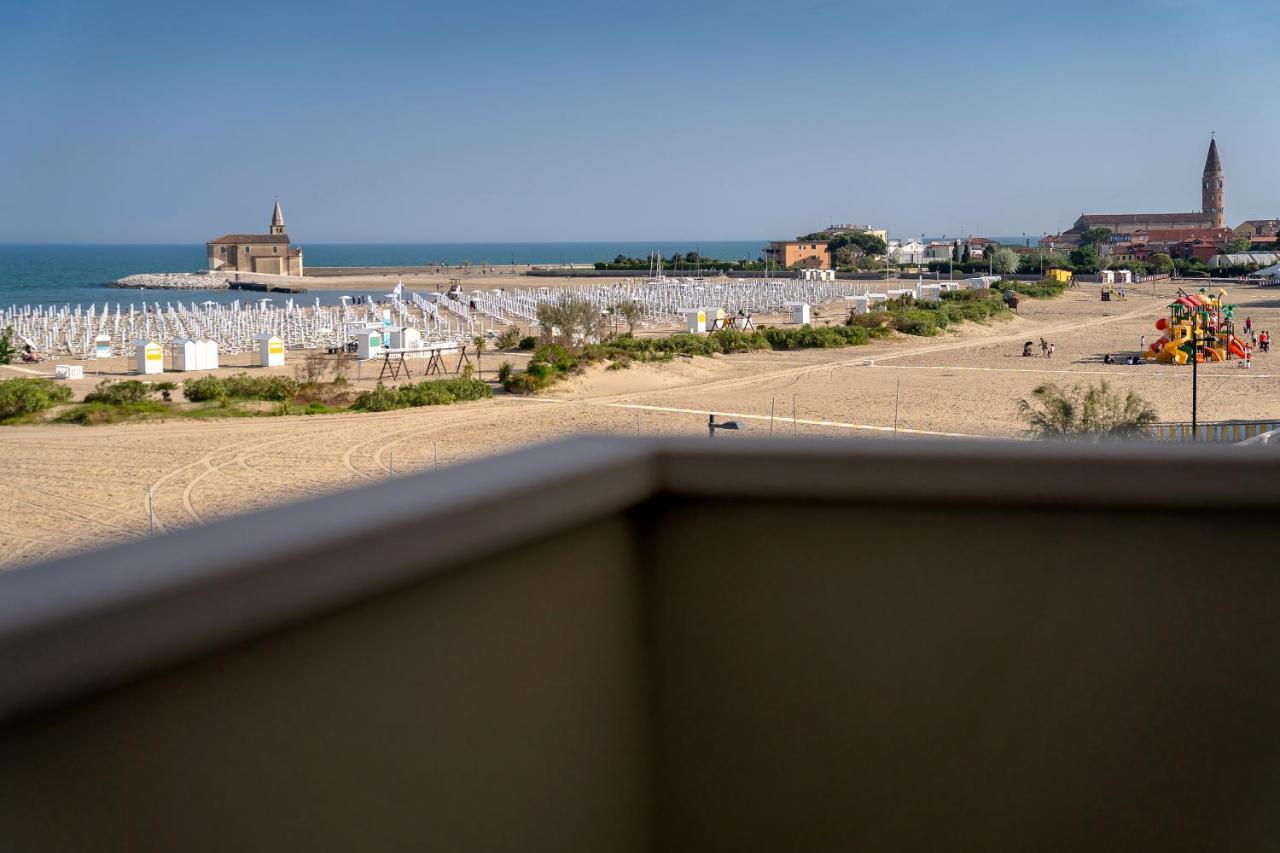 Hotel Delfino Каорле Экстерьер фото