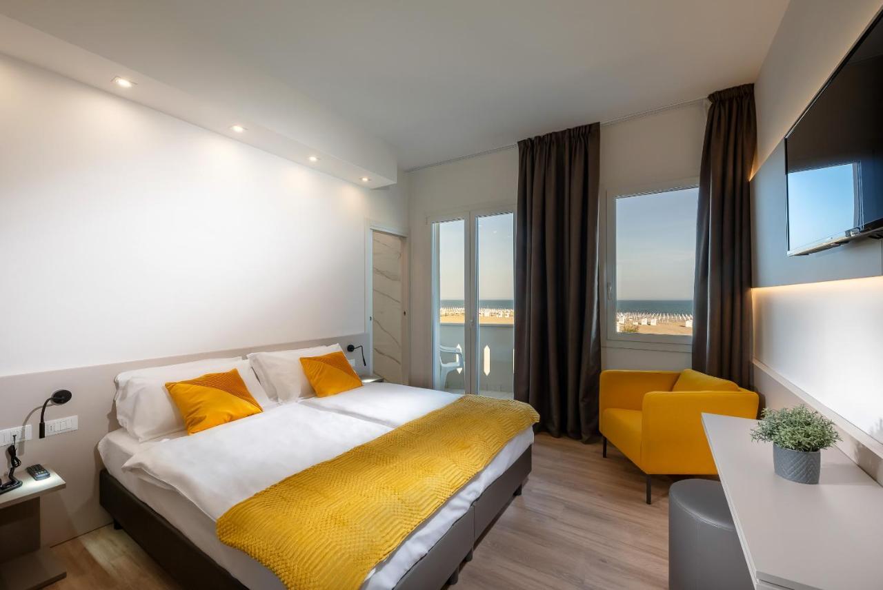 Hotel Delfino Каорле Экстерьер фото