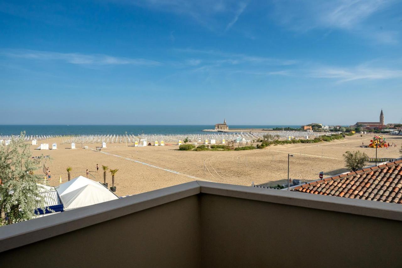Hotel Delfino Каорле Экстерьер фото