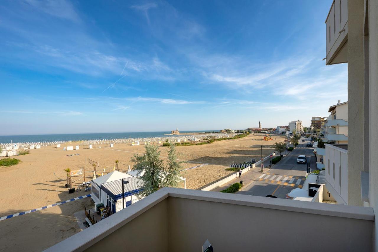 Hotel Delfino Каорле Экстерьер фото