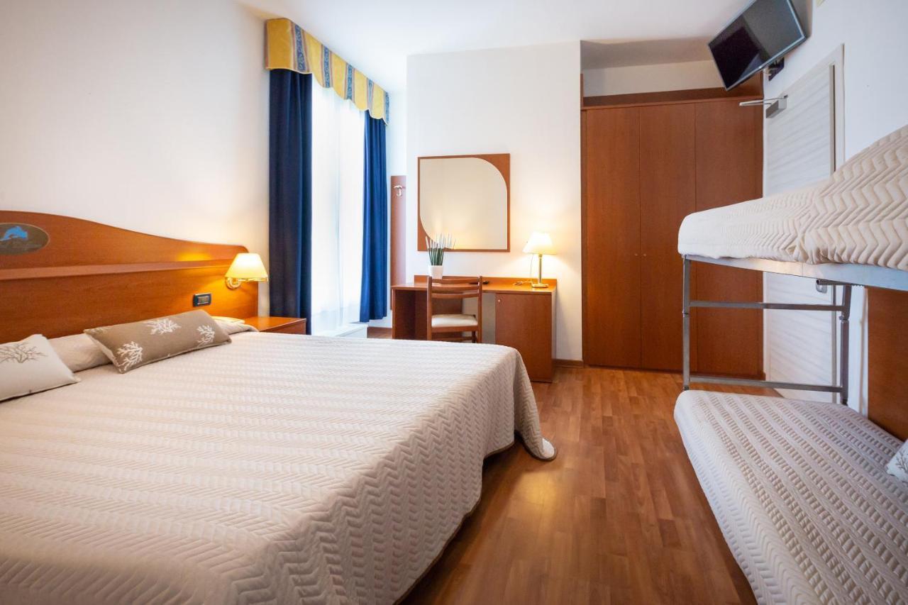 Hotel Delfino Каорле Экстерьер фото