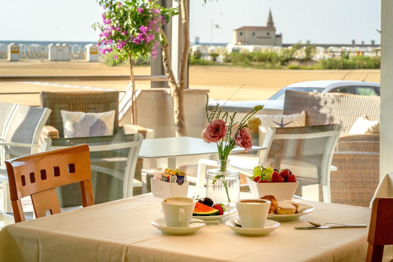 Hotel Delfino Каорле Экстерьер фото
