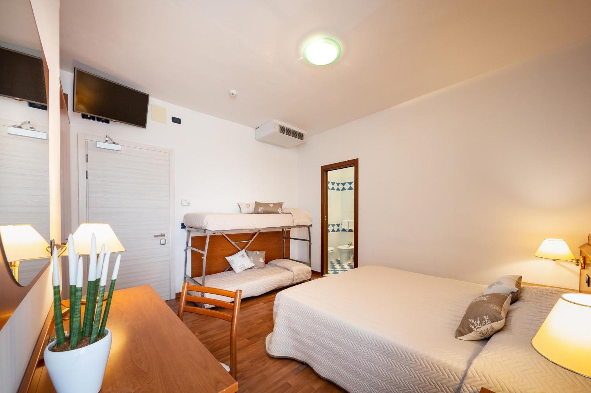 Hotel Delfino Каорле Экстерьер фото
