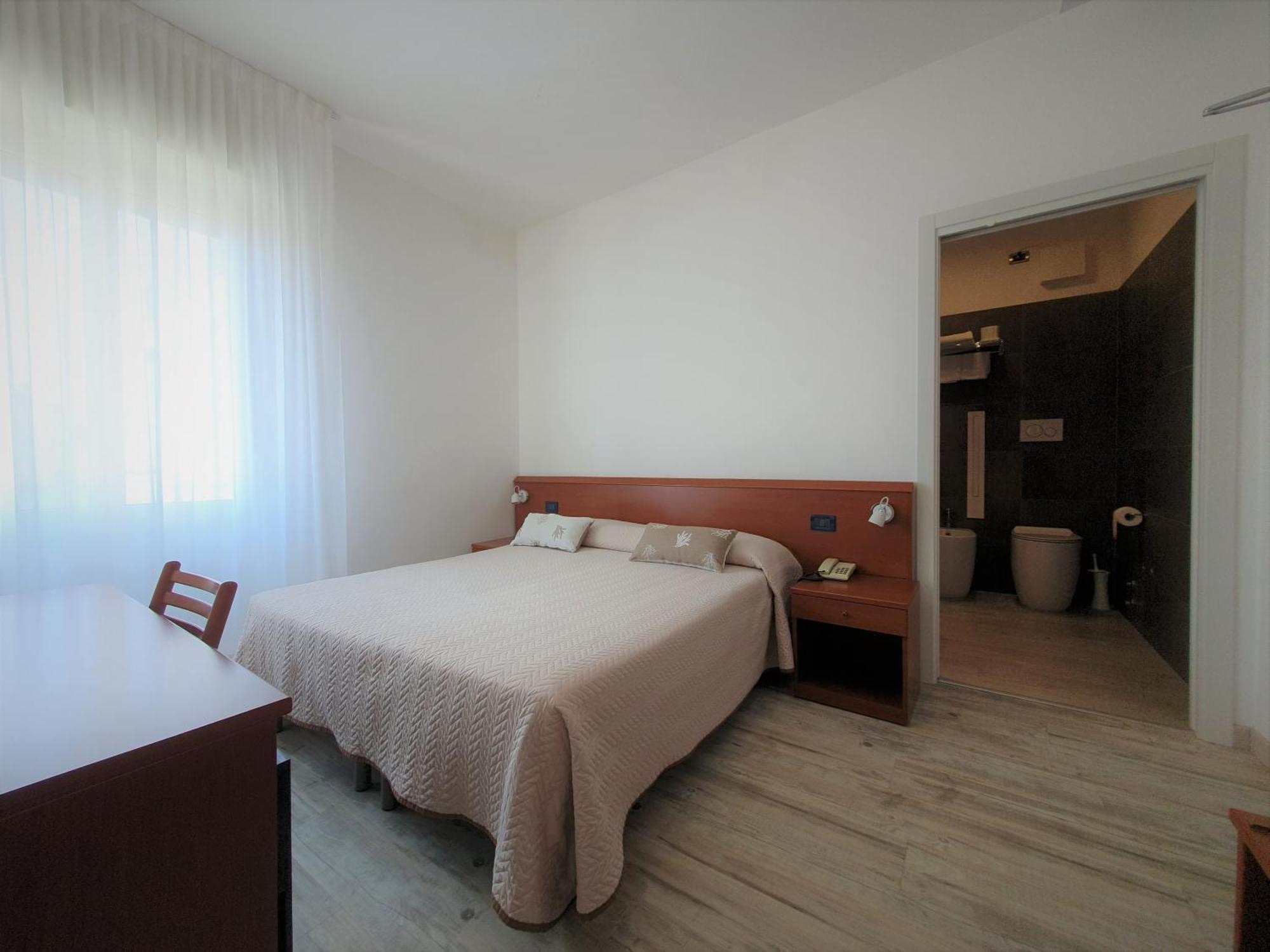 Hotel Delfino Каорле Экстерьер фото