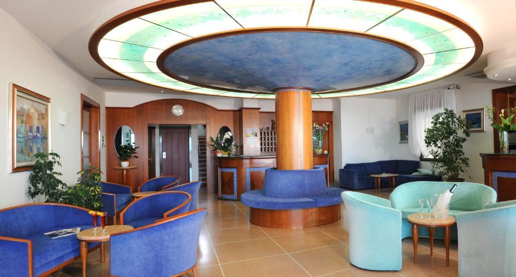 Hotel Delfino Каорле Экстерьер фото