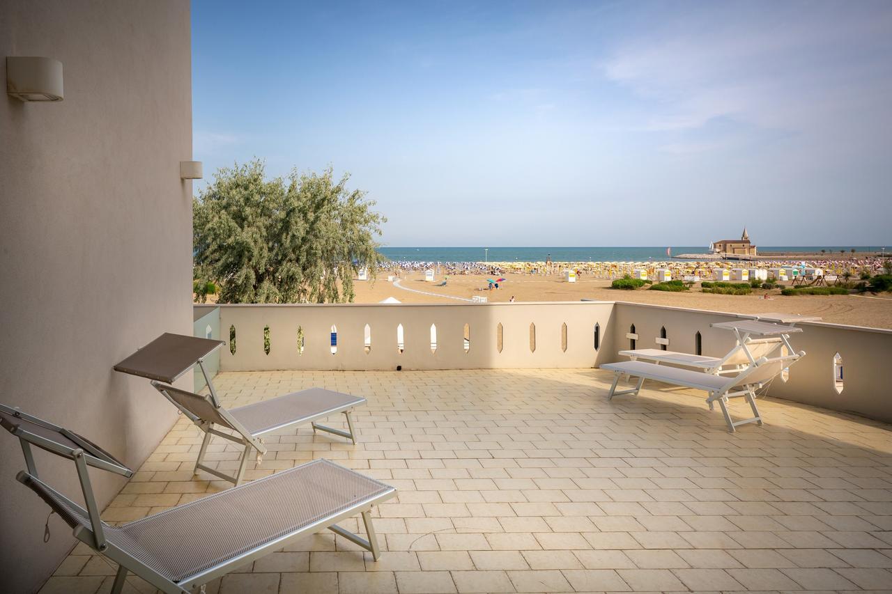 Hotel Delfino Каорле Экстерьер фото