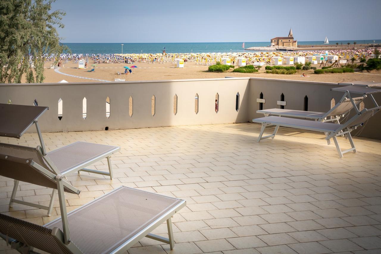 Hotel Delfino Каорле Экстерьер фото
